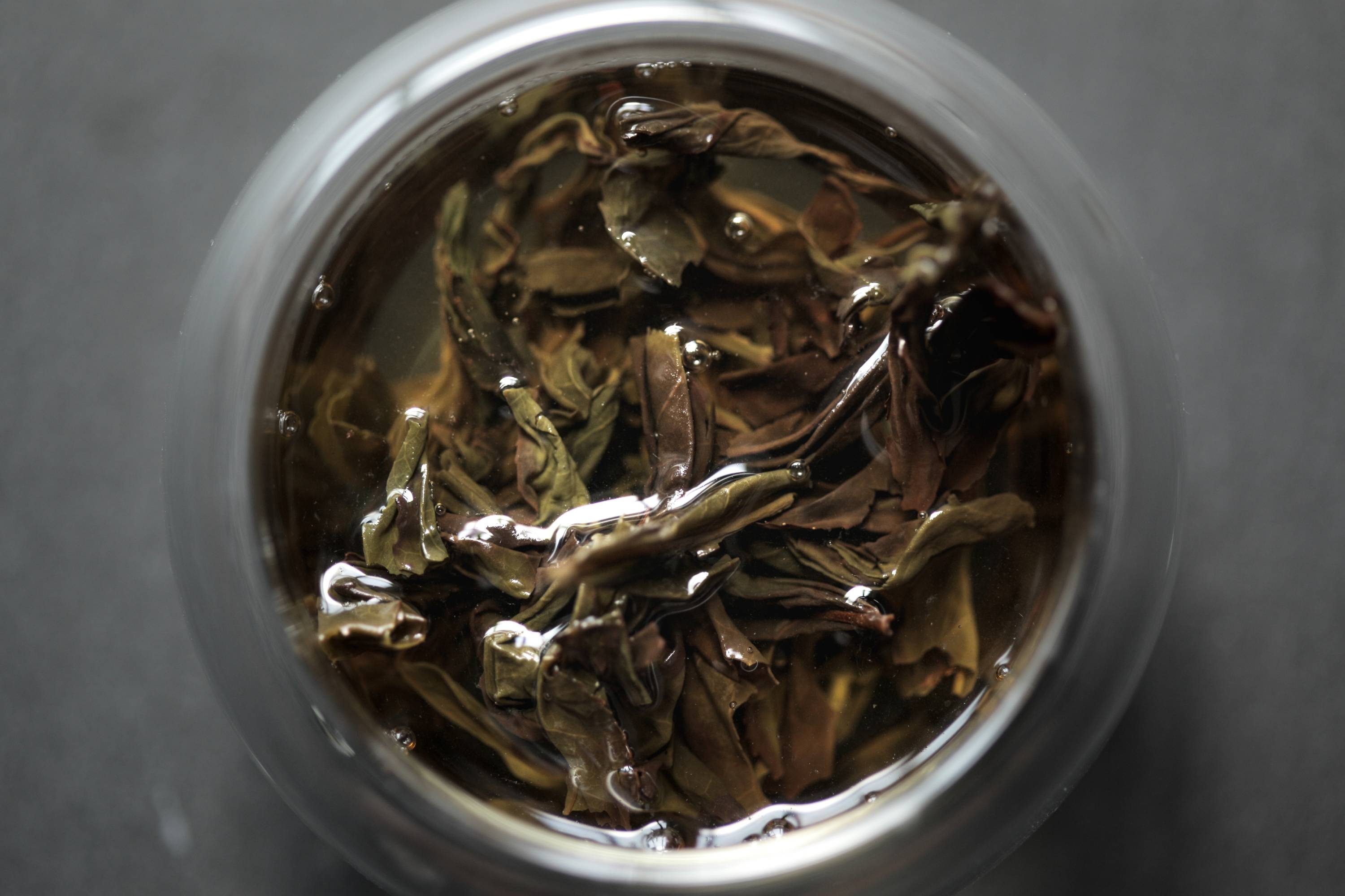 Nahaufnahme einer Glastasse mit aufgebrühtem Felsentee