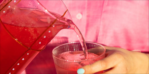 Eistee in Karaffe wird in Glas gegossen