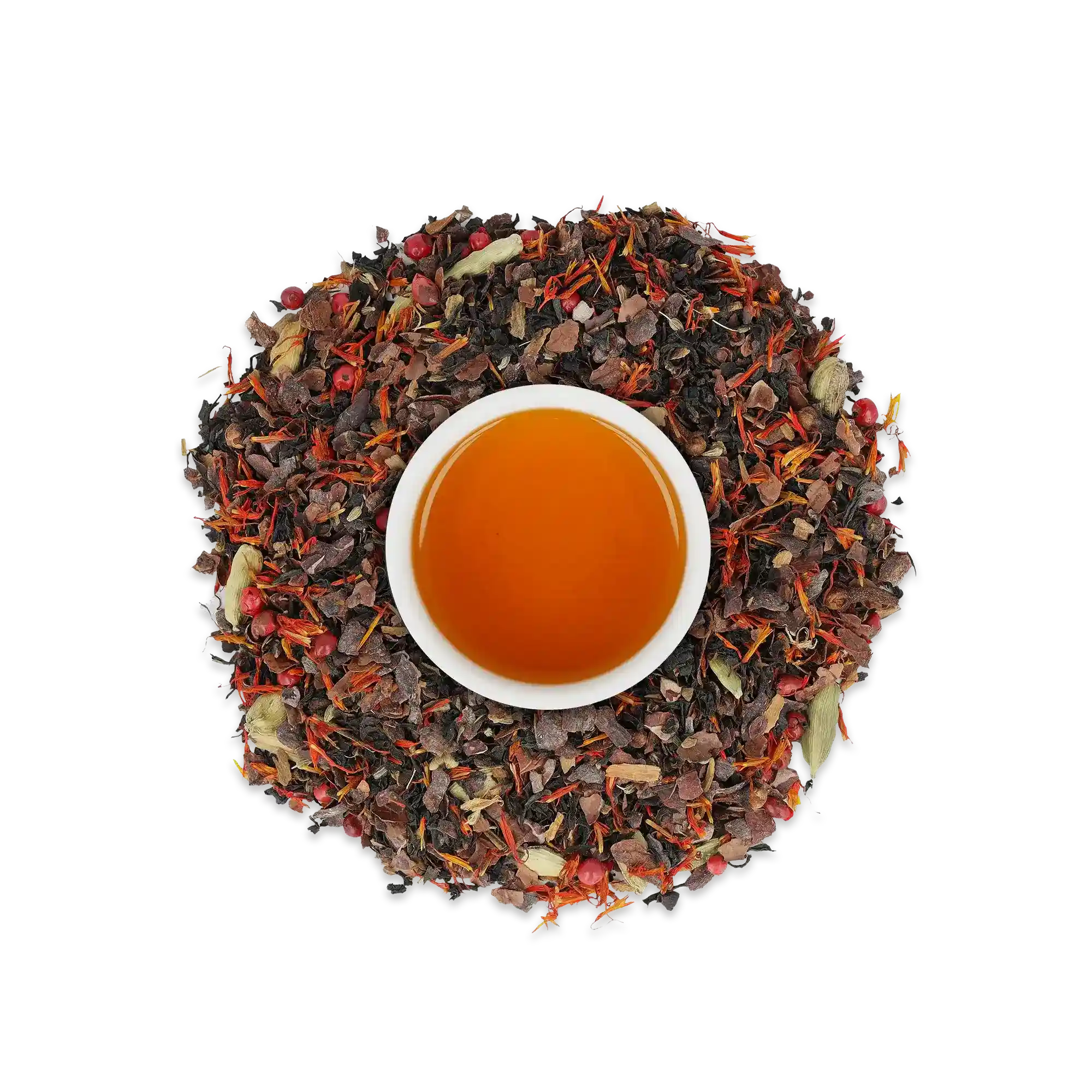 Weiße Teetasse mit bernsteinfarbenem Tee, umgeben von losen Teeblättern, rotem Pfeffer, Saflor, Kardamom, Kakaonibs.