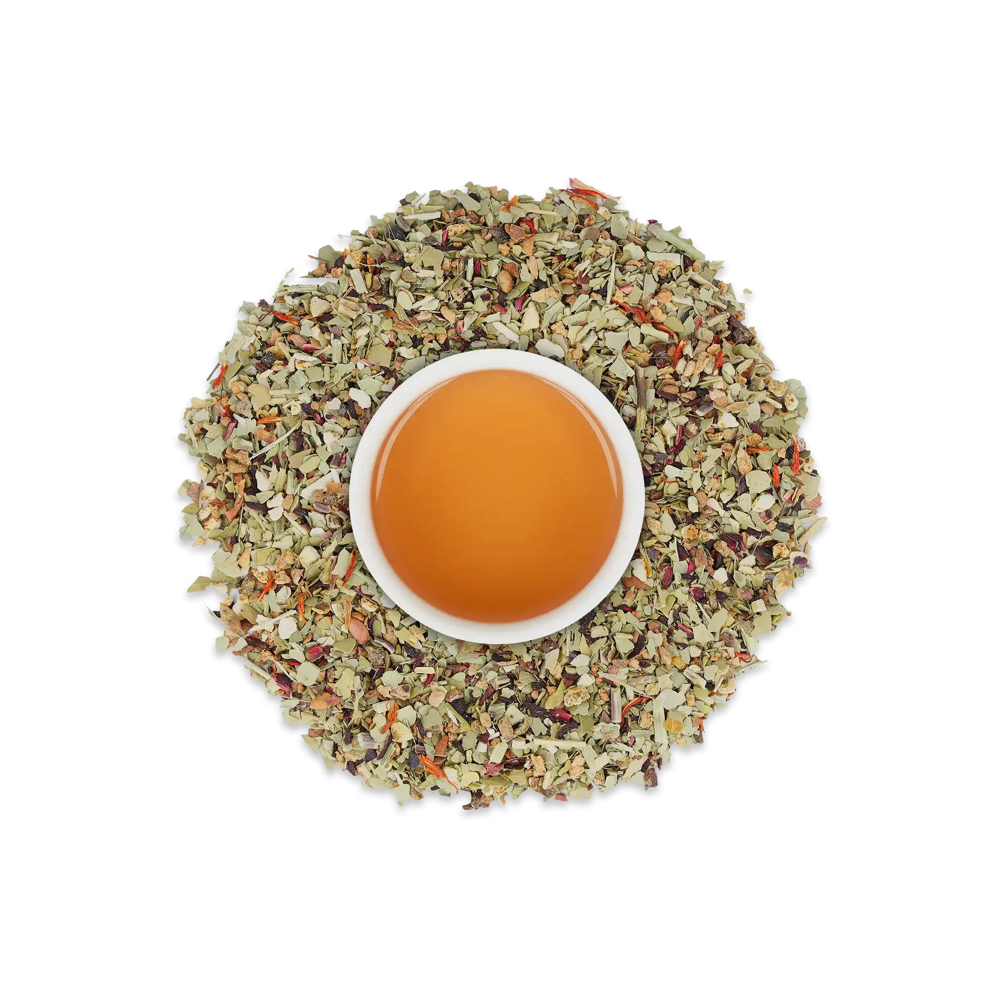 Weiße Tasse mit bernsteinfarbener Teemischung aus getrockneten Kräutern und Blüten, kreisförmig angeordnet.