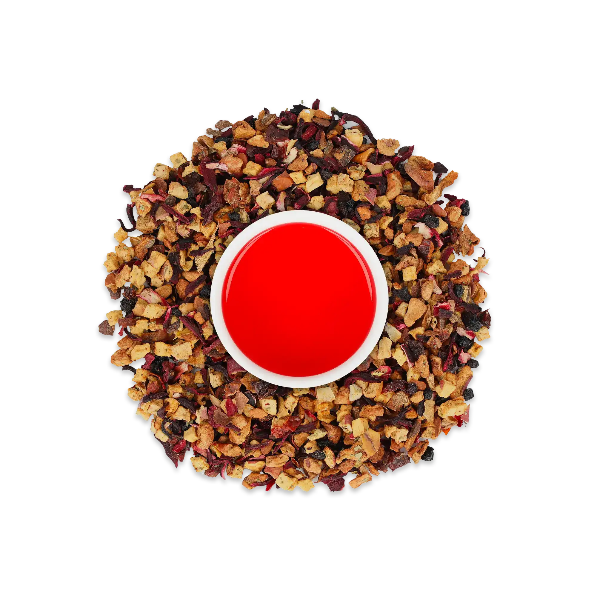 Weiße Tasse mit leuchtend rotem Kräuter-Früchtetee, umgeben von losen Früchte- und Kräuterteeblättern.