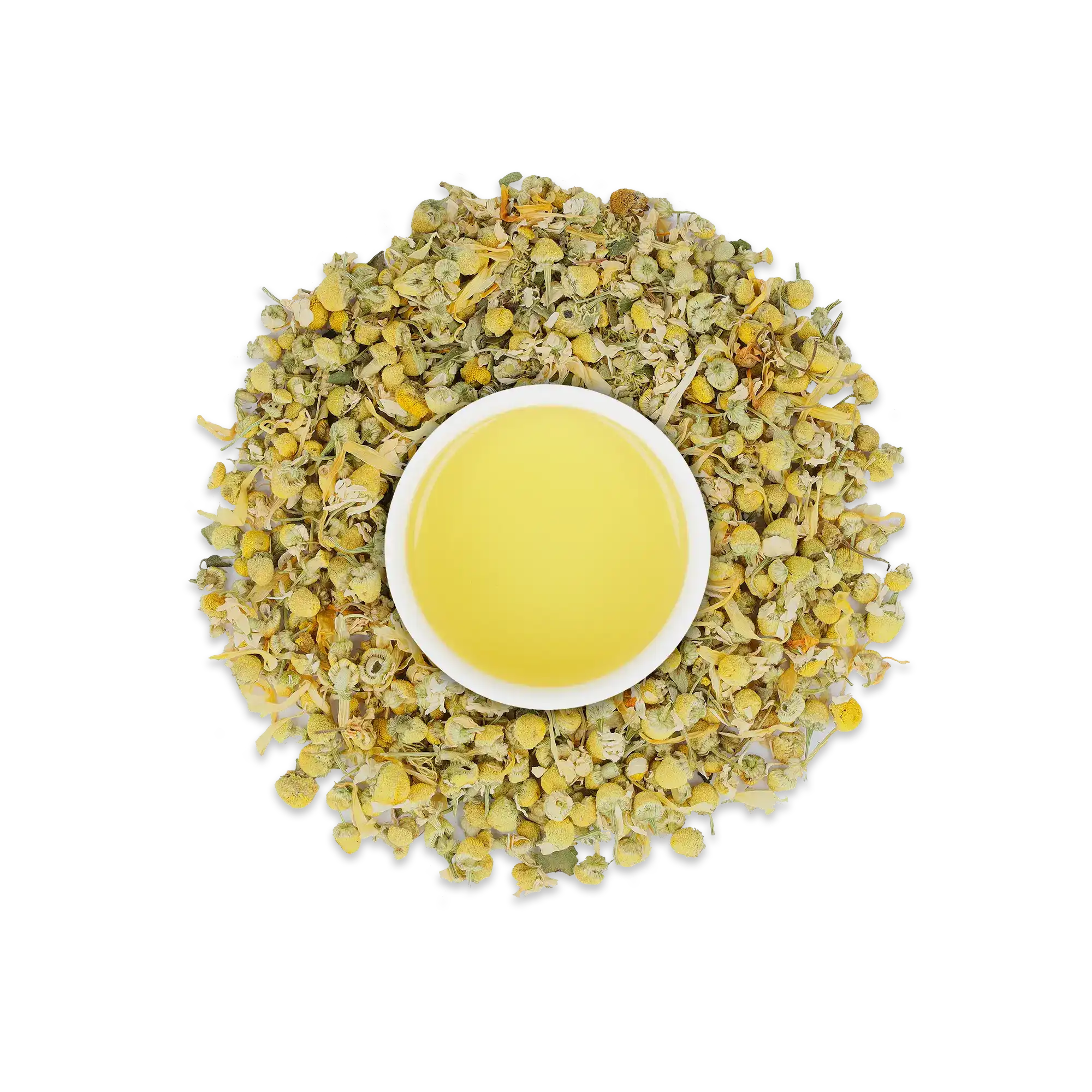 Kleine weiße Tasse mit gelbem Kamillentee, umgeben von getrockneten Kamillenblüten, auf weißem Hintergrund.