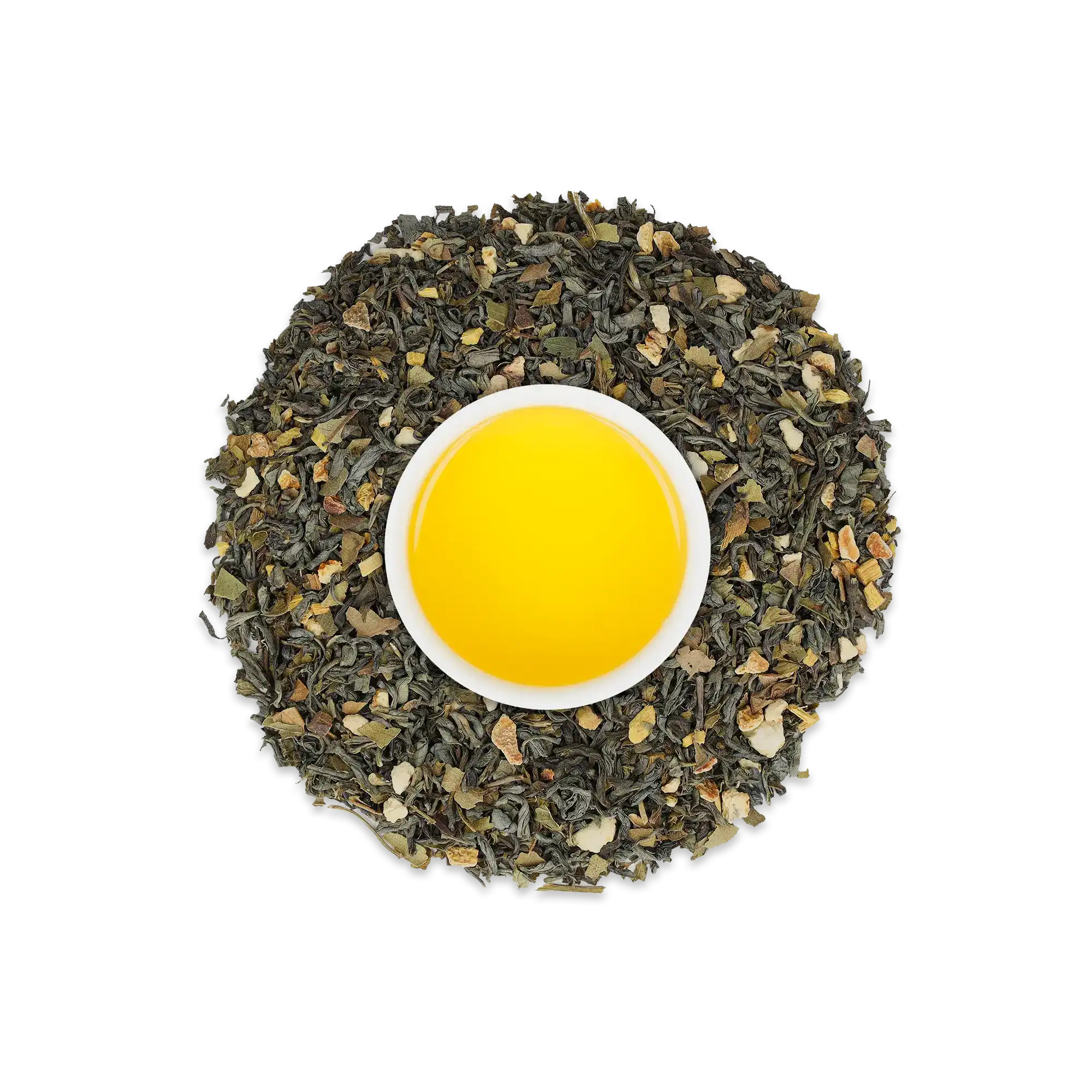 Weißer Teebecher mit leuchtend gelbem Bio Ingwer-Minze-Kräutertee, umgeben von losen Teeblättern, Ingwer- und Minzstücken.