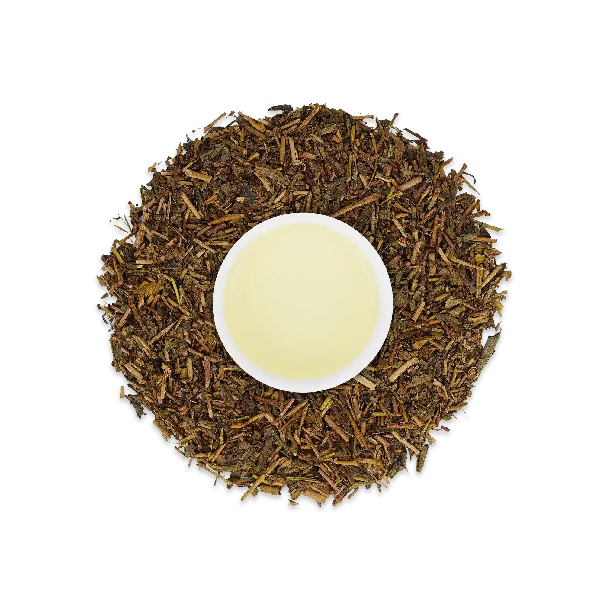 Weißer Becher mit hellgelbem Hojicha-Tee, umgeben von braunen und grünen Teeblättern und Stängeln.