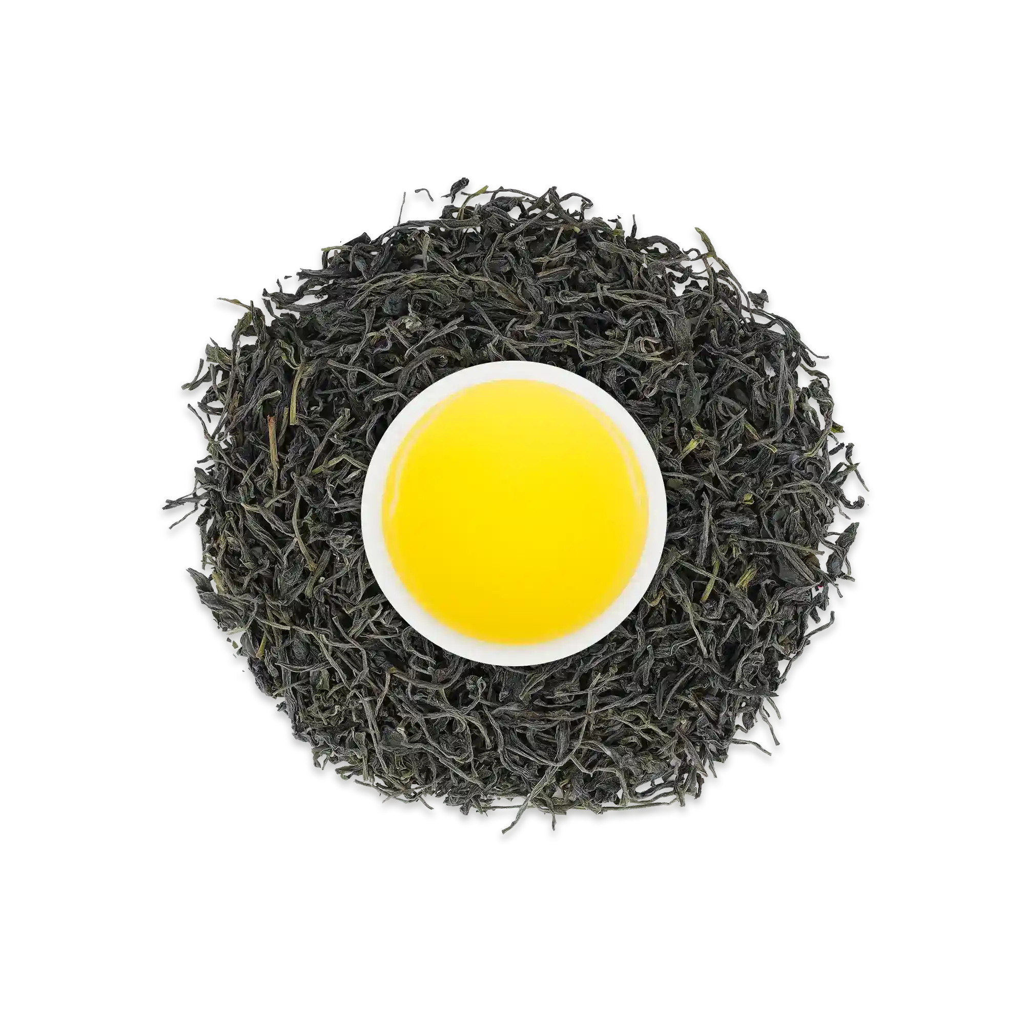 Weiße Keramiktasse mit leuchtend gelbem Tee, umgeben von dunklen Teeblättern auf weißem Hintergrund.