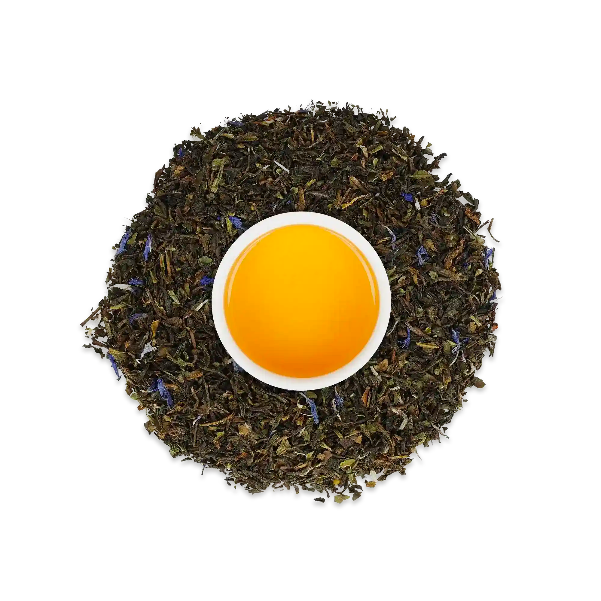 Weiße Tasse mit gelb-orangefarbenem Tee, umgeben von grünen Teeblättern und blauen Blüten auf schwarzem Hintergrund.