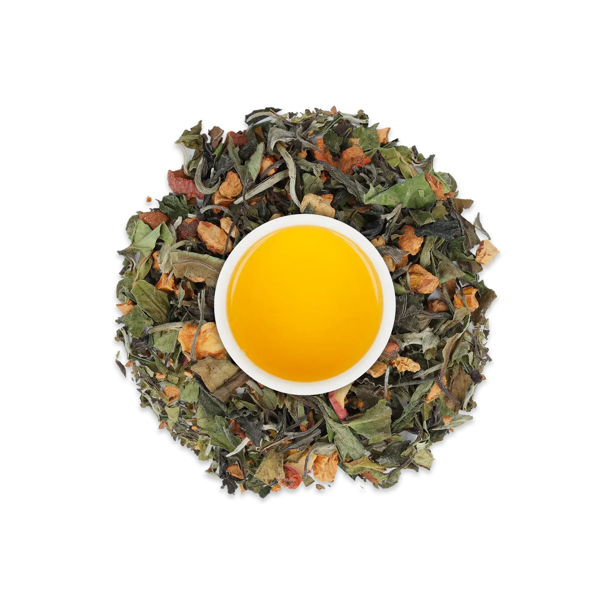 Weiße Teetasse mit gelbem Tee, umgeben von getrockneten Teeblättern, Früchten und Kräutern auf schlichtem Hintergrund.