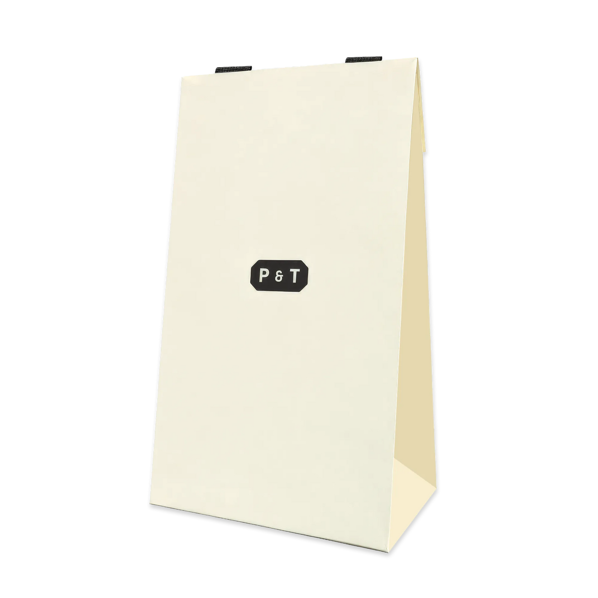 Cremefarbener Papierbeutel mit schwarzem P&T-Logo und Clips, ideal für Tee-Verpackung.