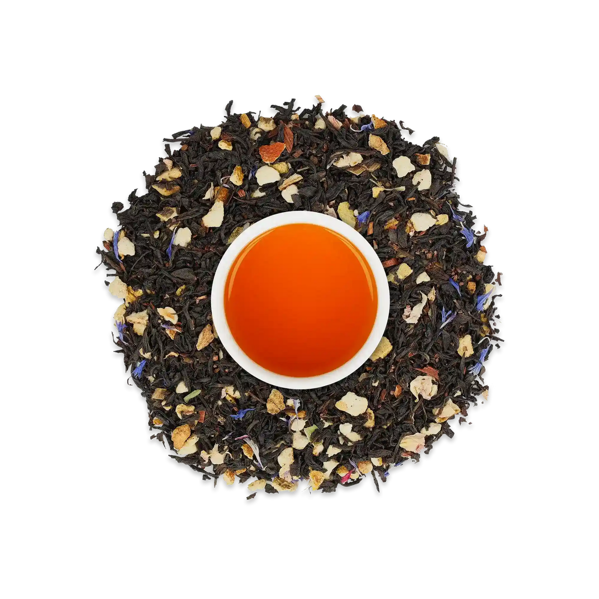 Weiße Keramiktasse mit orangefarbenem Tee, umgeben von Schwarztee mit Gewürzen und Blütenblättern.