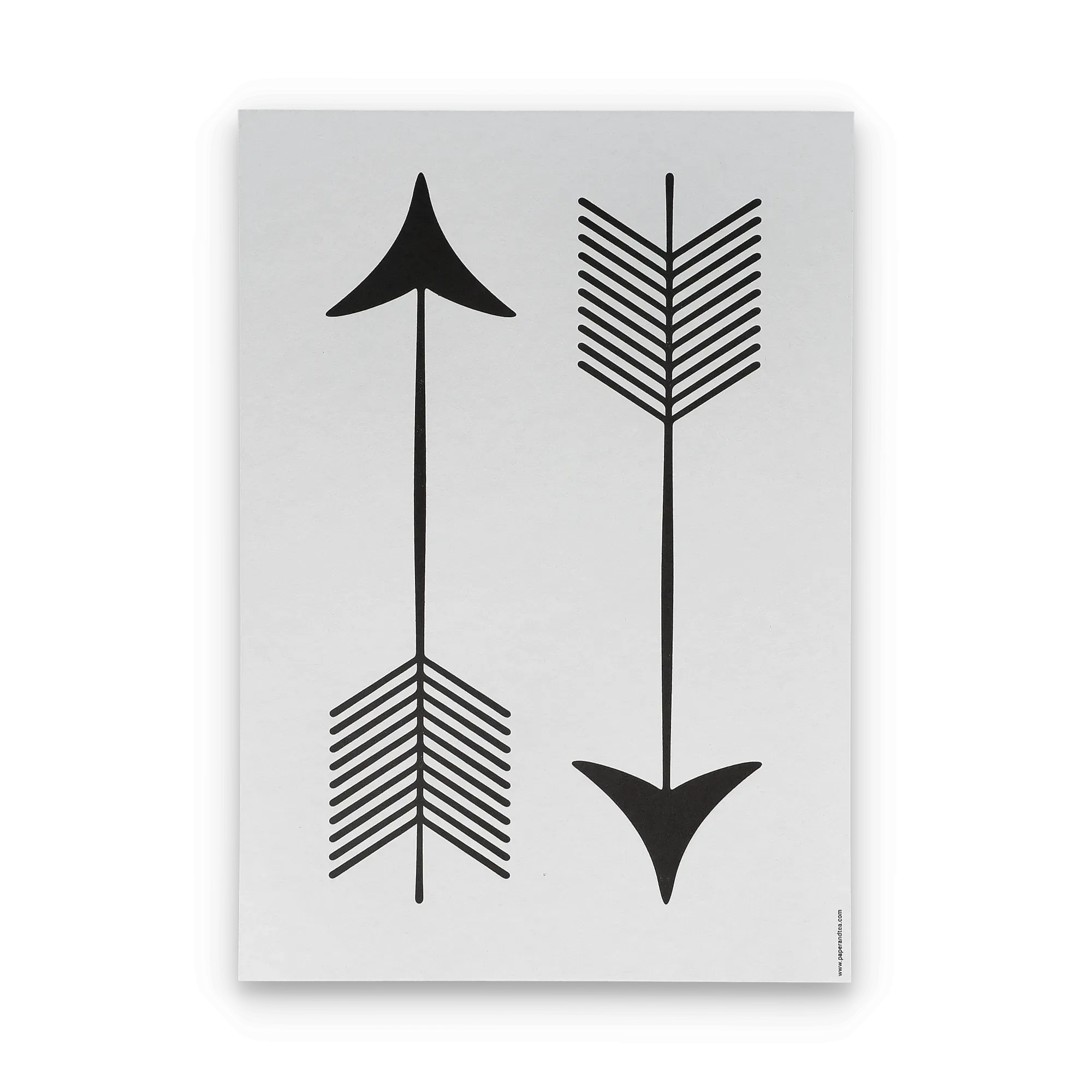 Zwei stilisierte schwarze Pfeile in entgegengesetzte Richtungen auf grauem Hintergrund, www.paperandtea.com