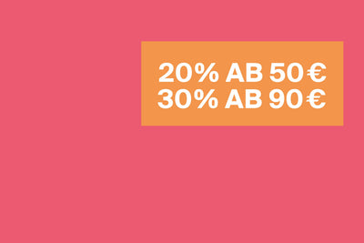 Orangefarbener Kasten mit weißen Rabattangeboten: 20 % ab 50 € und 30 % ab 90 € vor rotem Hintergrund.