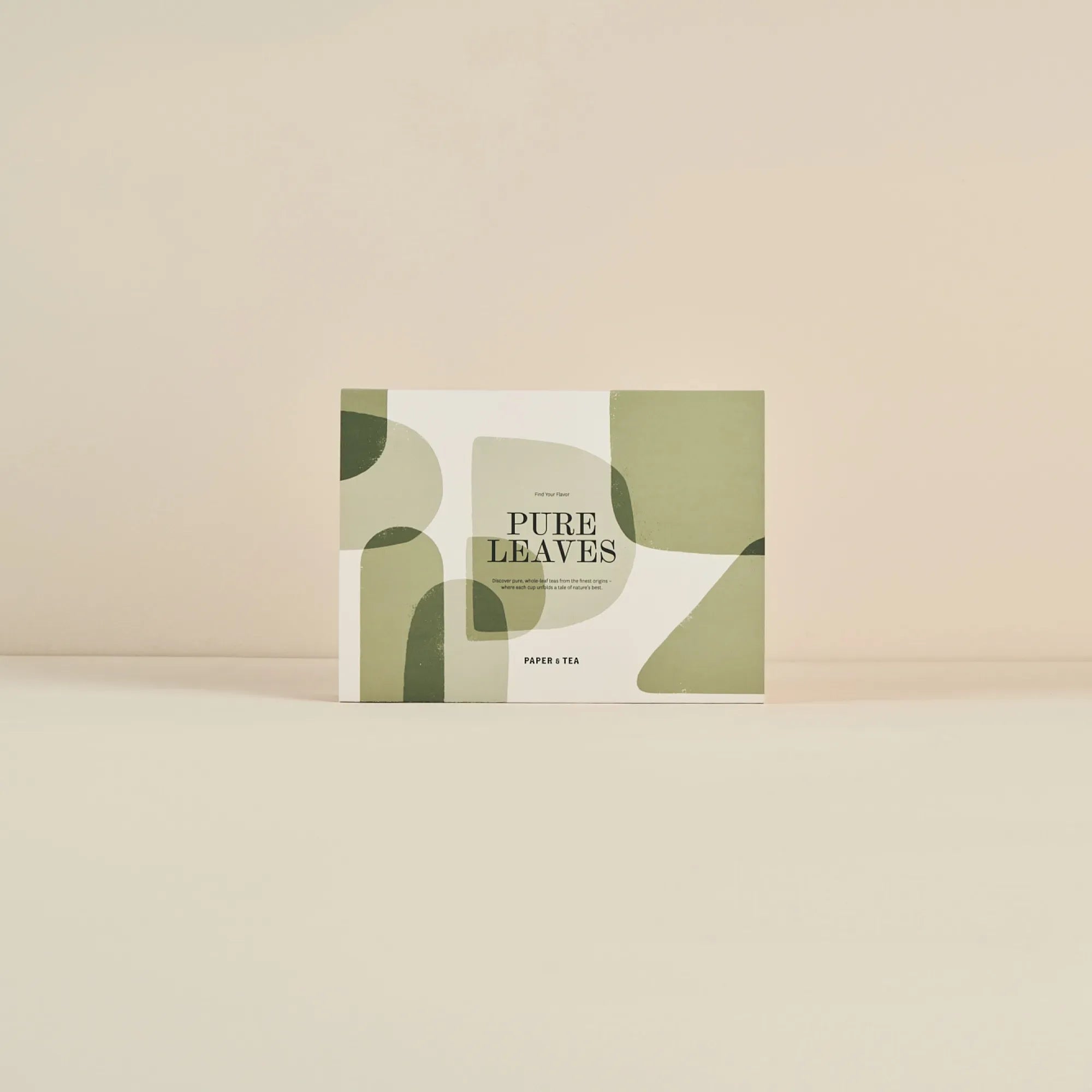 Weiße rechteckige Box mit grünem geometrischen Muster und 'PURE LEAVES Premium-Tees' Text von Paper & Tea.