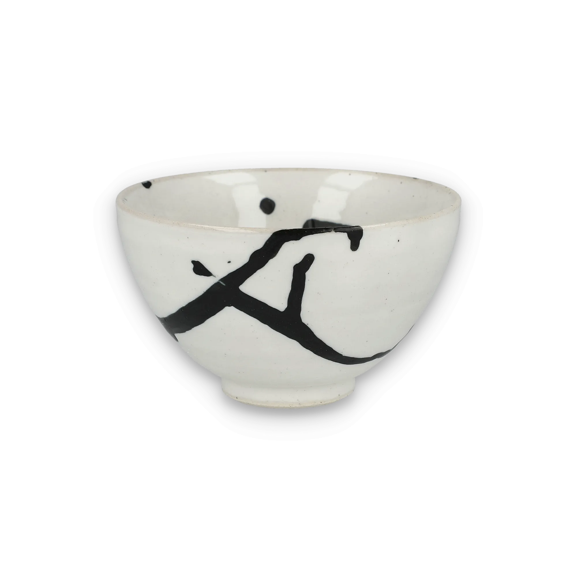 Elegante weiße Keramikschale mit schwarzen Pinselstrichen auf schwarzem Hintergrund.