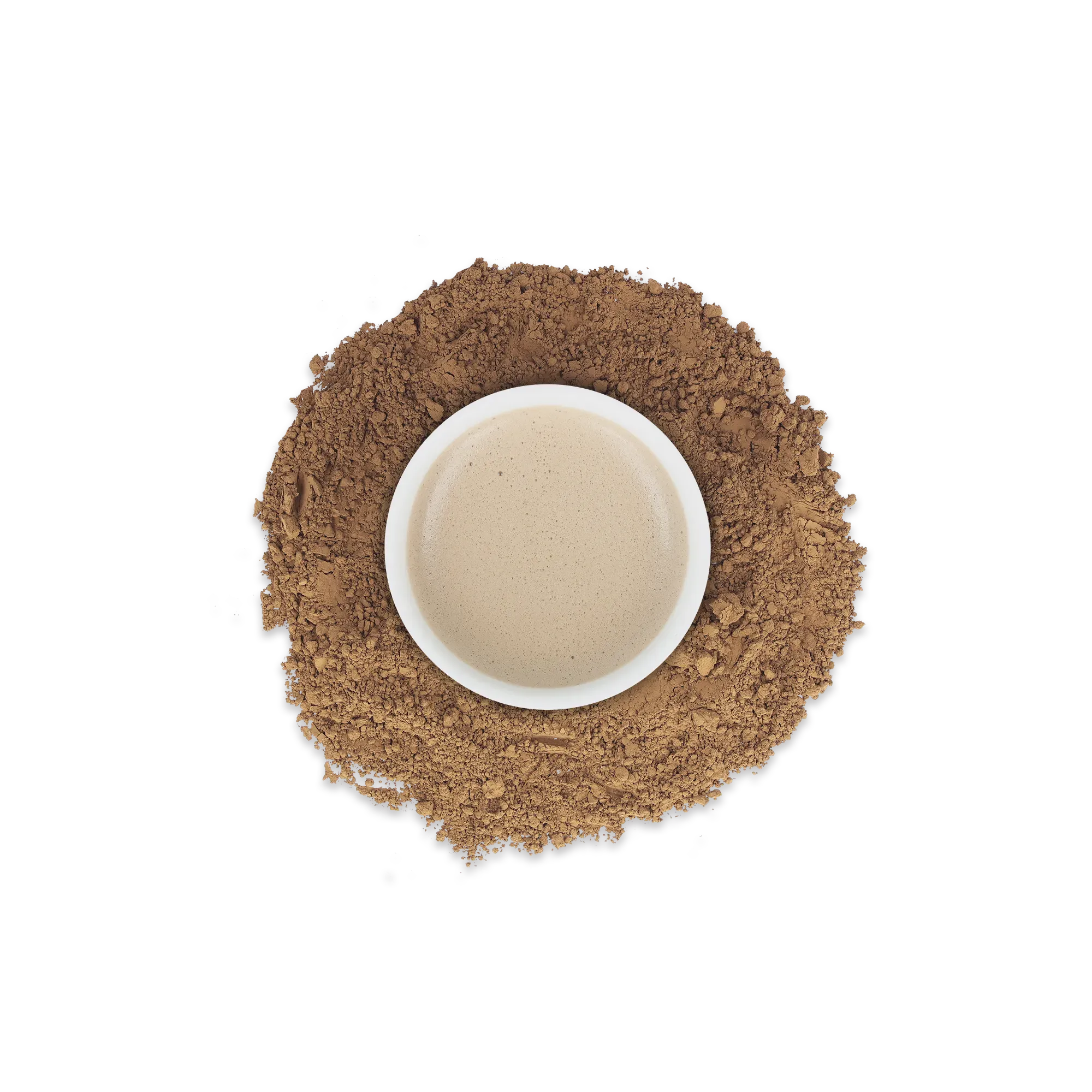 Runder weißer Becher mit schaumigem Getränk auf grobkörnigem braunem Pulver vor schwarzem Hintergrund.