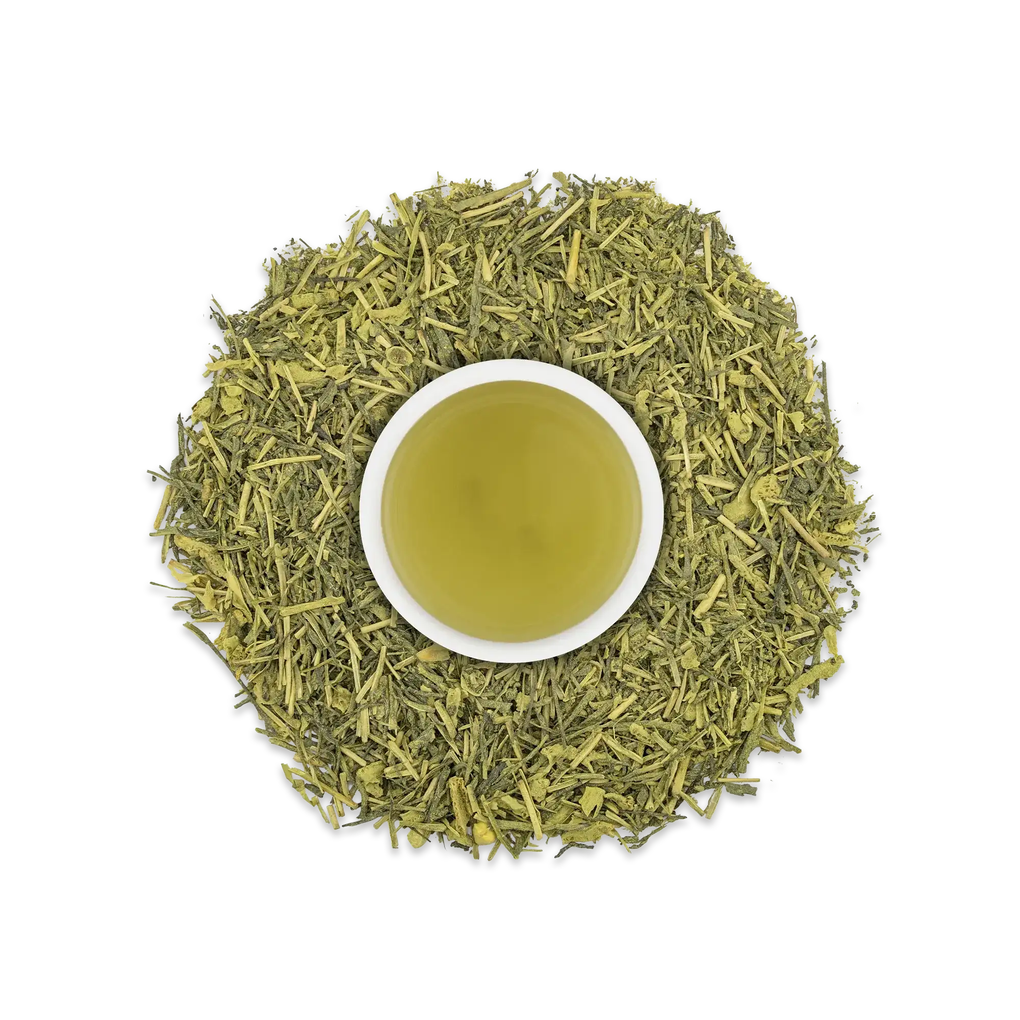 Weiße Tasse mit grünem Tee und losen Teeblättern auf schwarzem Hintergrund.