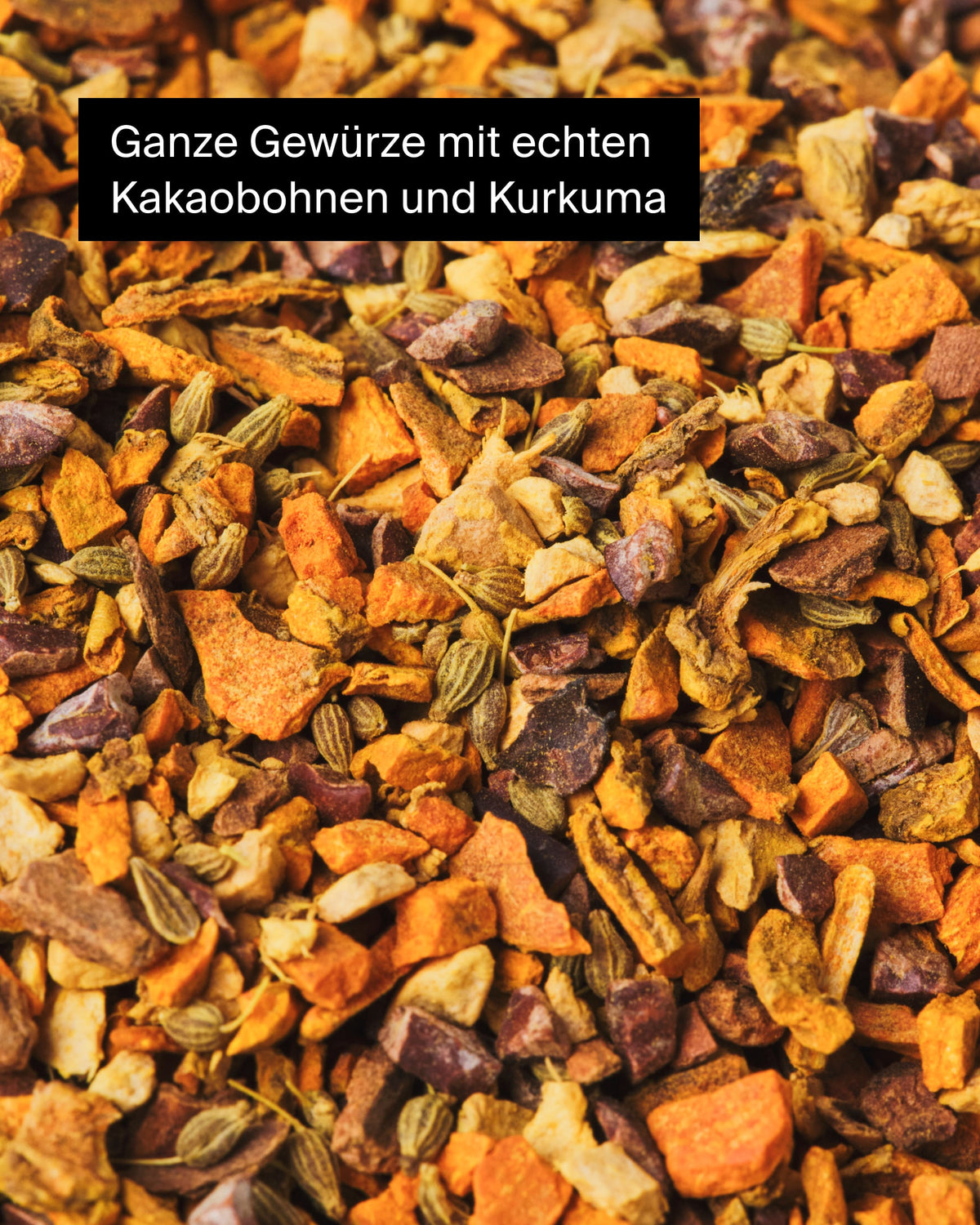 Nahaufnahme einer bunten Gewürzmischung mit Kakaobohnen und Kurkuma in Braun- und Gelbtönen.