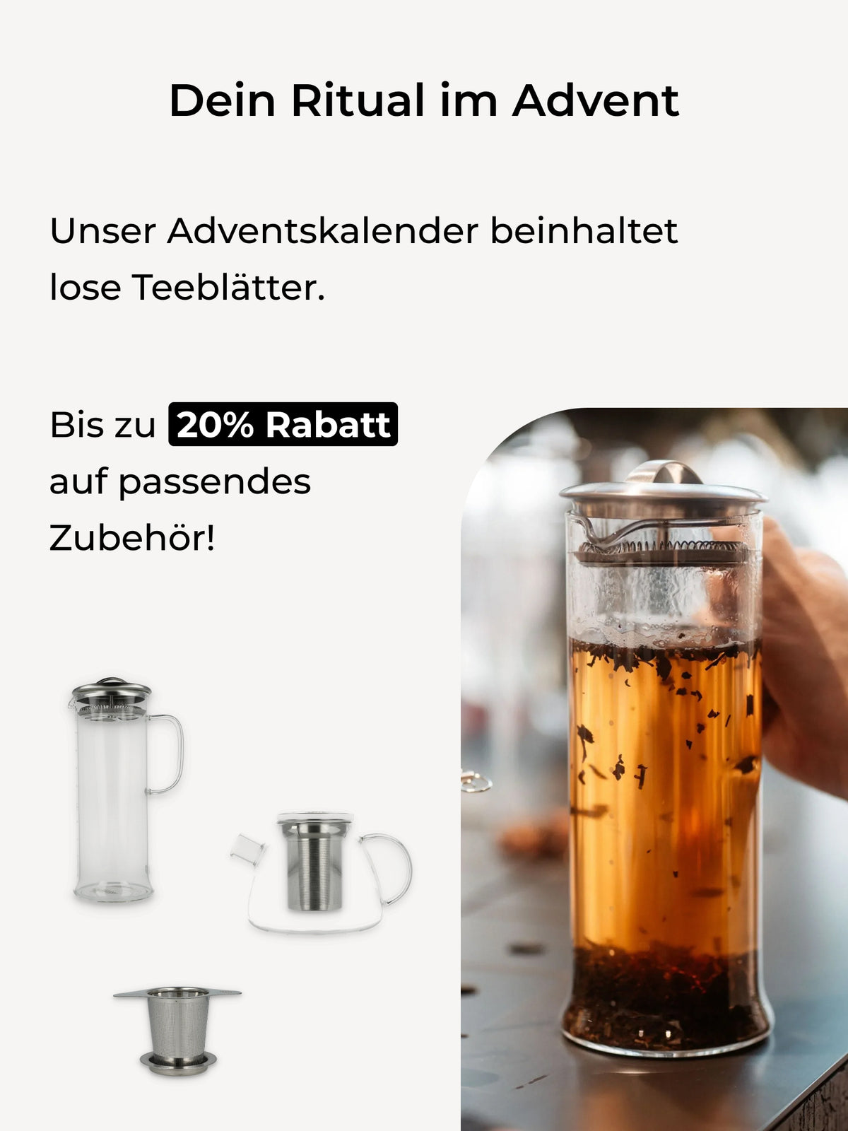 Hand hält Teebereiter aus Glas mit losem Tee, daneben Text über Adventskalender mit 20 % Rabatt auf Zubehör.