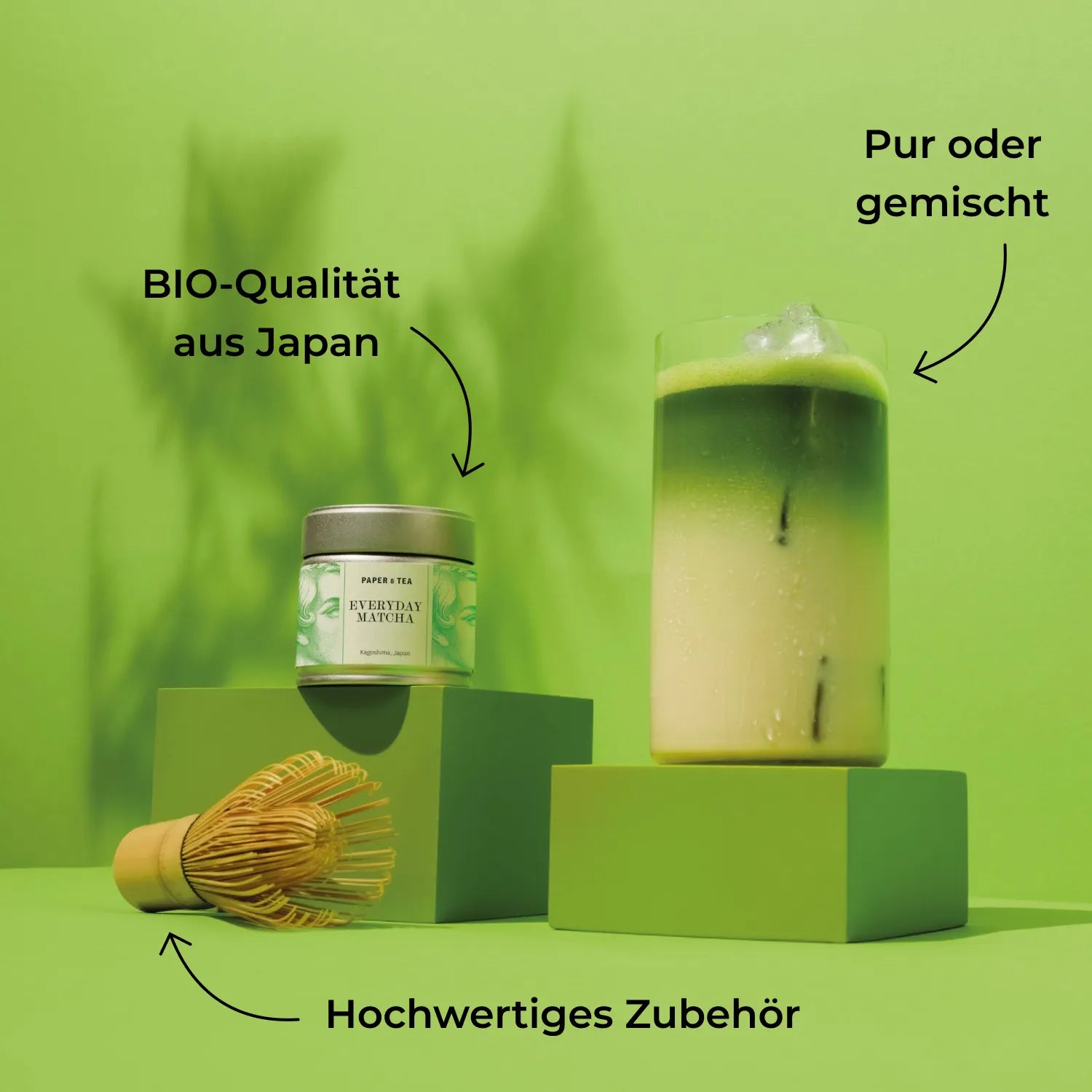 Produktdisplay mit Matcha-Dose aus Kagoshima, Matcha-Getränk mit Eis, Bambusbesen auf grünem Hintergrund