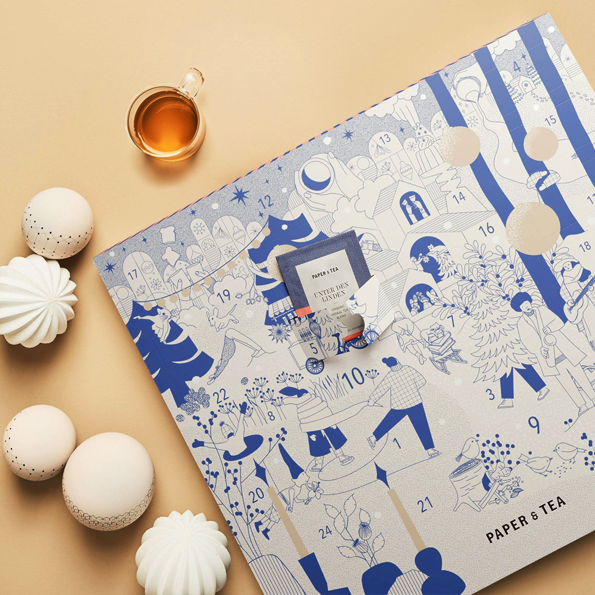 Illustration eines Adventskalenders von PAPER & TEA, Türchen 5 offen mit organischem Kräutertee.