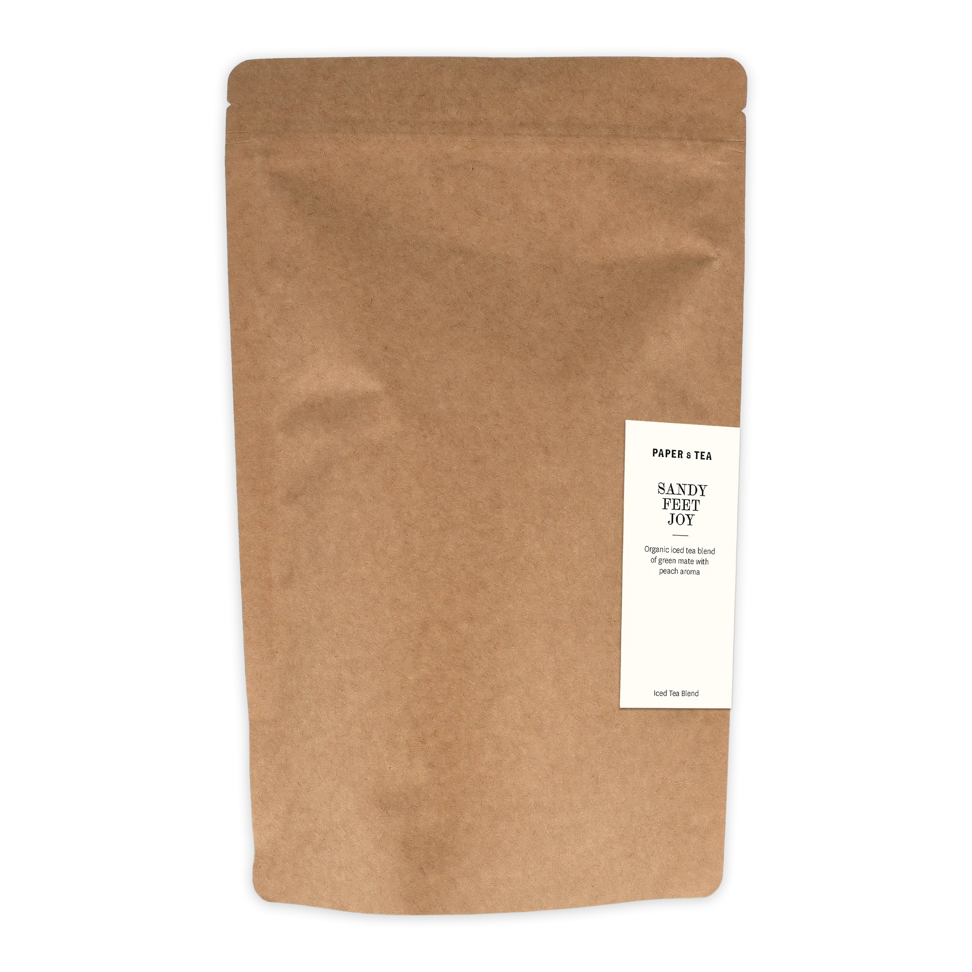 Brauner Kraftpapierbeutel mit weißem Etikett für Bio-Eistee Sandy Feet Joy, grüner Mate und Pfirsich.