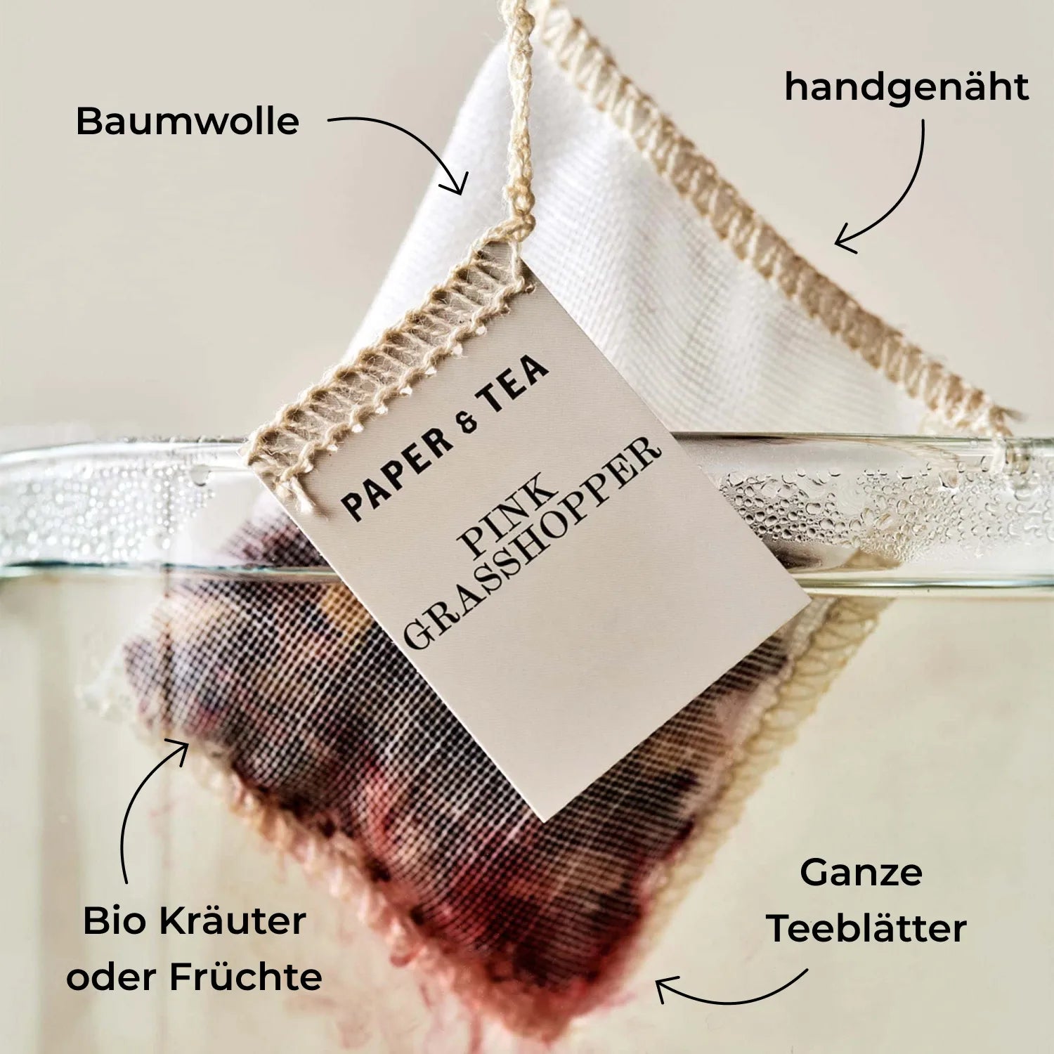 Handgenähter Baumwoll-Teebeutel mit Bio Kräuterteemischung von Paper & Tea in Glas mit Wasser