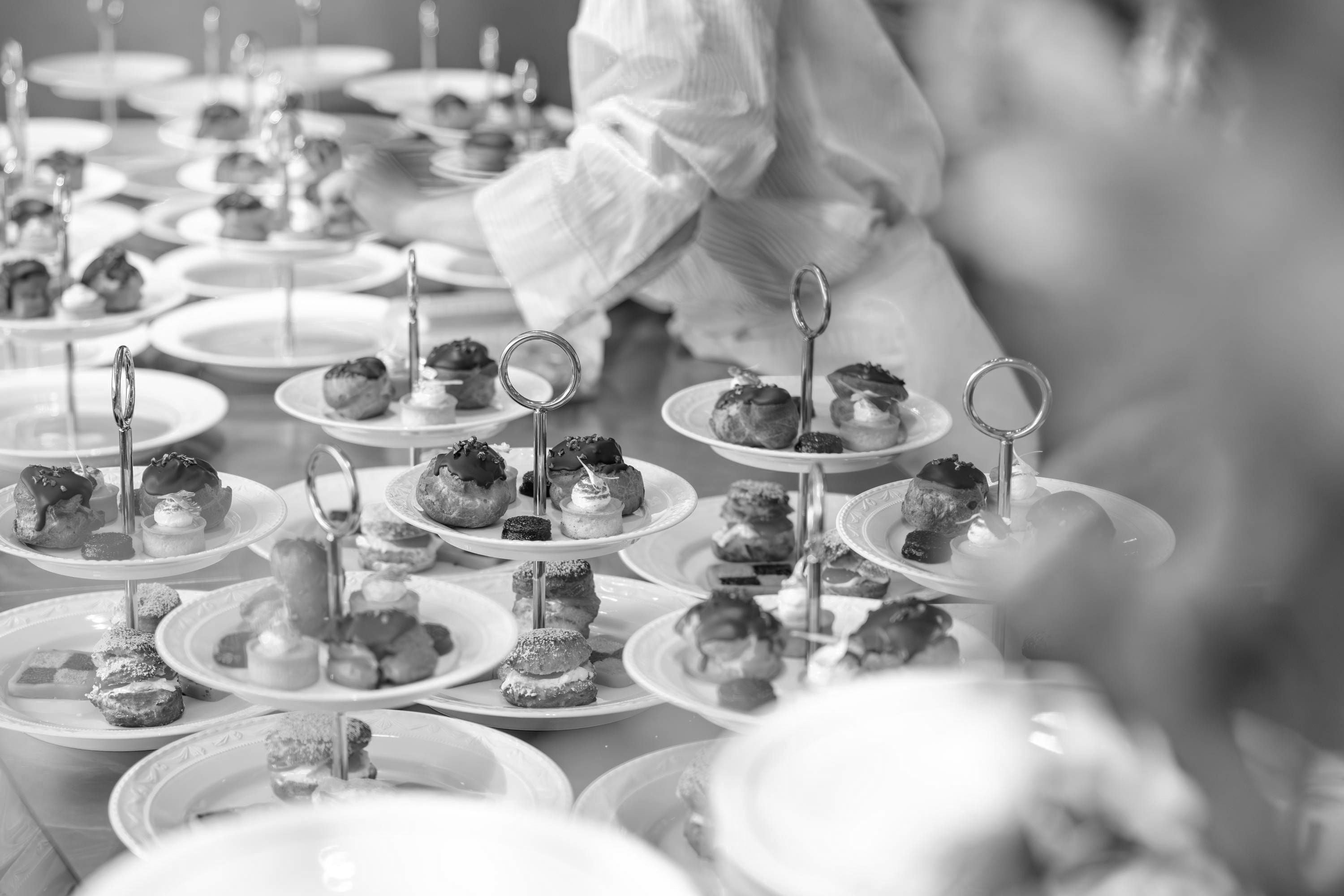 Chefköchin bereitet erlesene Auswahl an Speisen zum High Tea vor