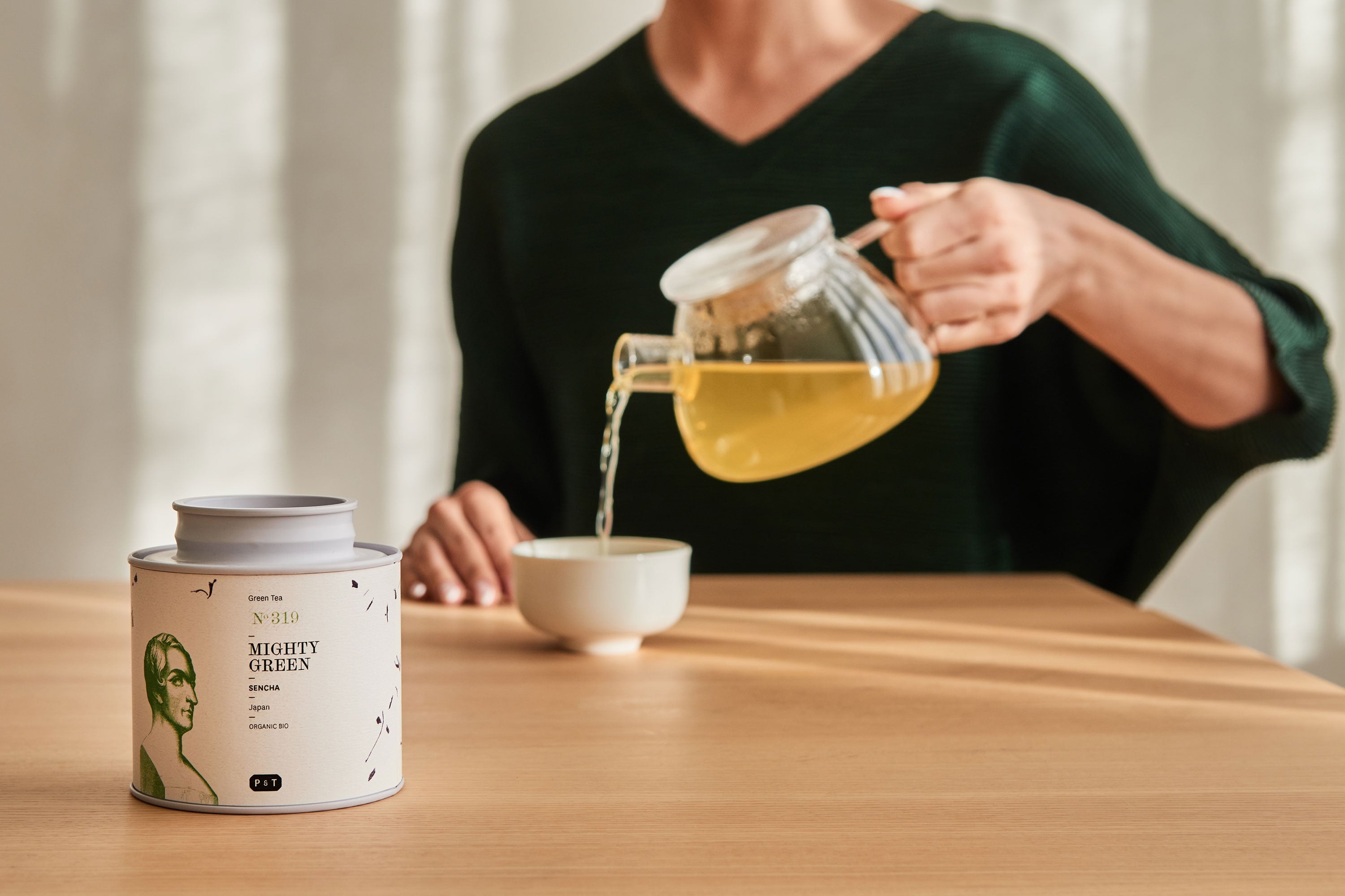 Dose mit Sencha Grüntee auf Tisch
