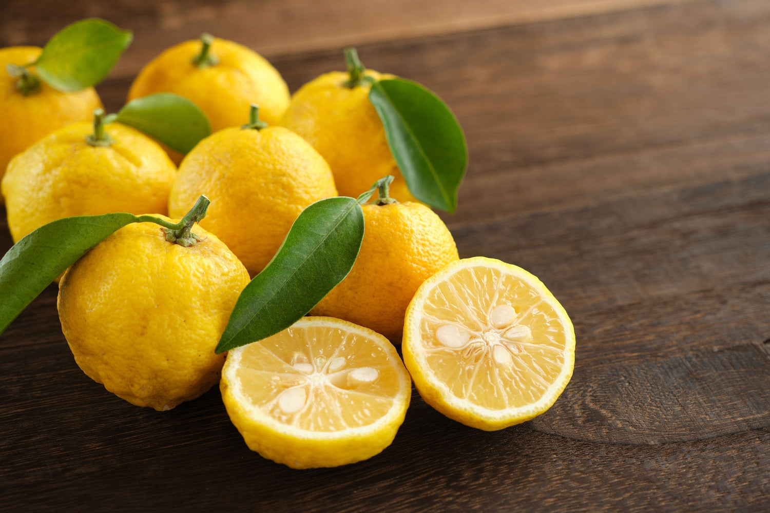 Mehrere Yuzu Früchte