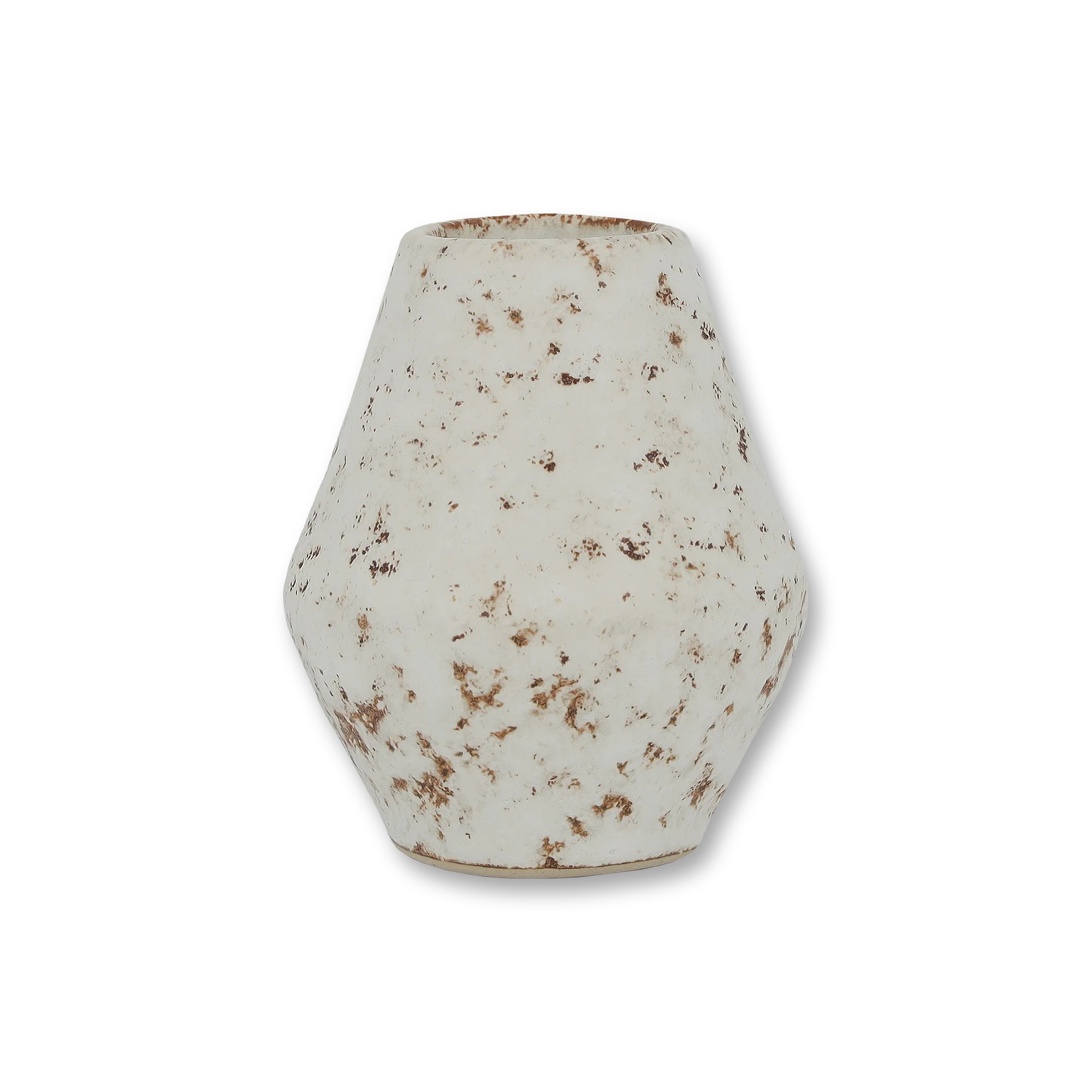 Weiße Keramikvase mit geometrischer Form und braun gesprenkelter Oberfläche vor schwarzem Hintergrund.