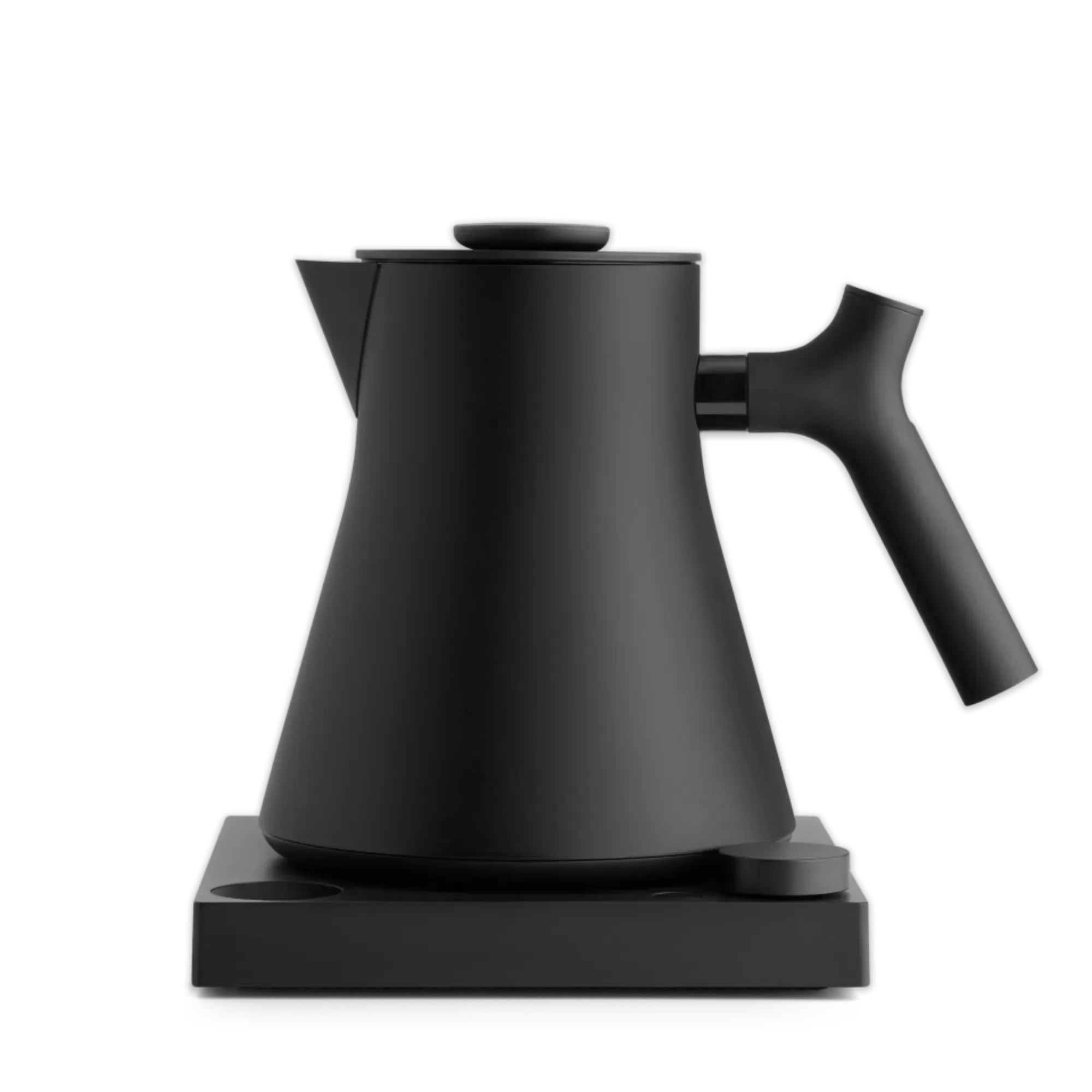 Matt-schwarzer, konischer Elektro-Wasserkocher mit ergonomischem Griff und Bedienknopf auf Basis.
