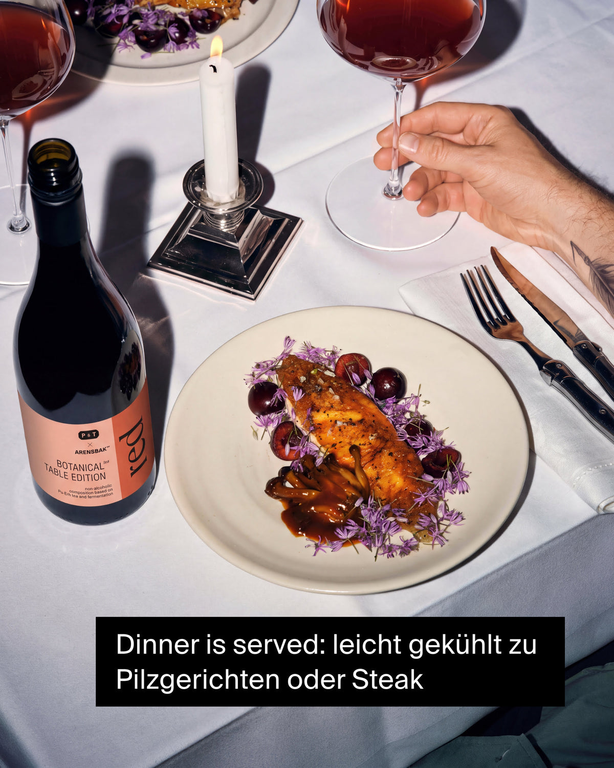 Elegante Tafel mit P&T Arensbak alkoholfreiem Pu-Erh-Tee, Lachsfilet, essbaren Blüten und Pilzen.