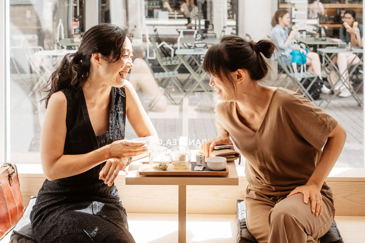 2 Frauen trinken Tee in unserem Store